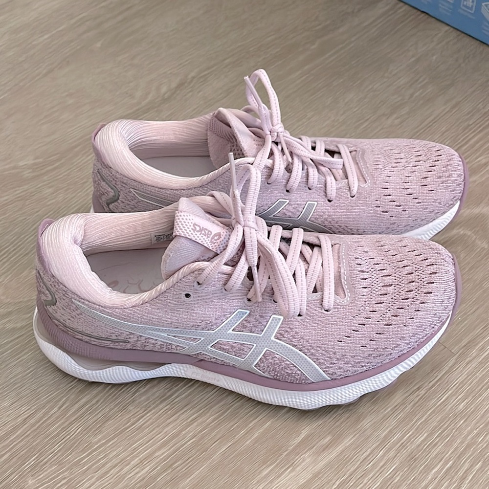 (Almost New!) Asics Gel-Nimbus 24